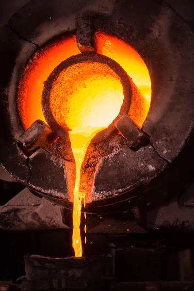 Stahlarbeiter in Schutzkleidung rechen Ofen in einer Industrieanlage — Stockfoto