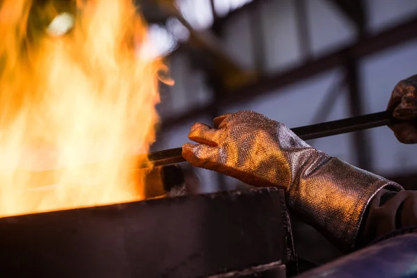 Stahlarbeiter in Schutzkleidung rechen Ofen in einer Industrieanlage — Stockfoto