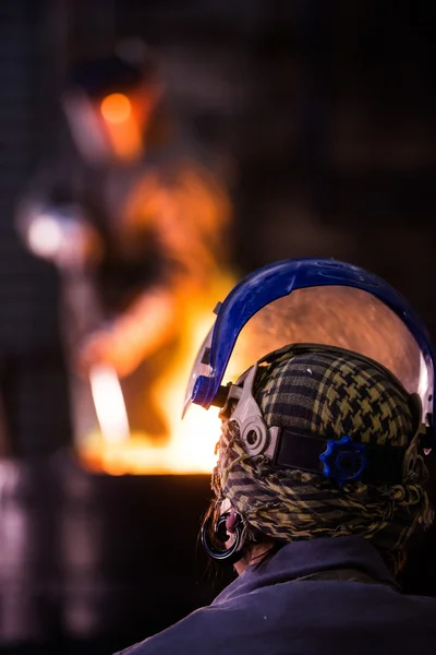 Trabajador de acero en horno de rastrillado de ropa protectora en una industria —  Fotos de Stock