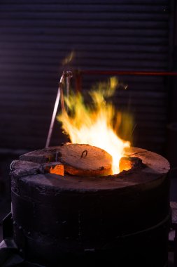 Koruyucu giysi fırın bir Endüstr içinde yan yatan çelik işçisi
