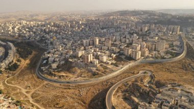 İsrail ve Filistin, güvenlik duvarı, Anata Filistin kasabası ve İsrail mahallesi Pisgat Zeev 'in hava görüntüsü ile bölündü  
