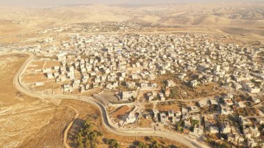 İsrail ve Filistin, güvenlik duvarı, Anata Filistin kasabası ve İsrail mahallesi Pisgat Zeev 'in hava görüntüsü ile bölündü  