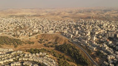 İsrail ve Filistin, güvenlik duvarı, Anata Filistin kasabası ve İsrail mahallesi Pisgat Zeev 'in hava görüntüsü ile bölündü  