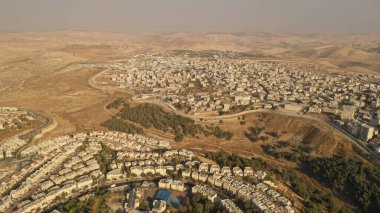 İsrail ve Filistin, güvenlik duvarı, Anata Filistin kasabası ve İsrail mahallesi Pisgat Zeev 'in hava görüntüsü ile bölündü  