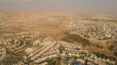 İsrail ve Filistin, güvenlik duvarı, Anata Filistin kasabası ve İsrail mahallesi Pisgat Zeev 'in hava görüntüsü ile bölündü  