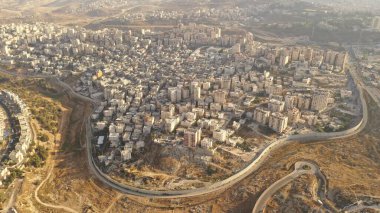 İsrail ve Filistin, güvenlik duvarı, Anata Filistin kasabası ve İsrail mahallesi Pisgat Zeev 'in hava görüntüsü ile bölündü  