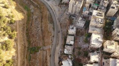 Filistinli mülteciler Anata Kampı Güvenlik Duvarı 'nın arkasında Pisgat Zeev Mahallesi, Judea Dağları, Kudüs, İsrail / Filistin