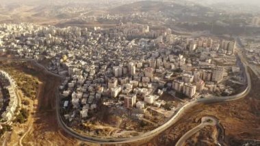 Filistinli mülteciler Anata Kampı Güvenlik Duvarı 'nın Arkasında Pisgat Zeev Mahallesi, Kudüs, İsrail / Filistin