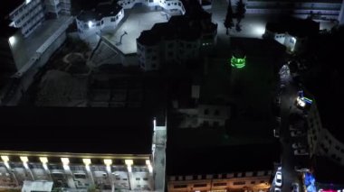 Gece vakti yeşil ışıklarla Filistin Camii, Anata merkez kampı Kudüs, İsrail-Filistin üzerinde insansız hava aracı görüntüsü