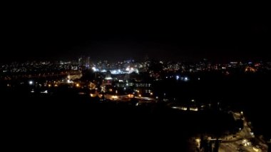Gece Kudüs ana girişi Givat Shaul, Şehir ışıklarıyla Hava Haritaları köprüsü, İsrail