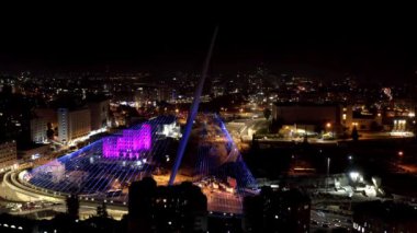 Kudüs akorları gece köprüsünde. Hava manzaralı. Ana giriş şehir ışıkları ve trafik, İsrail.