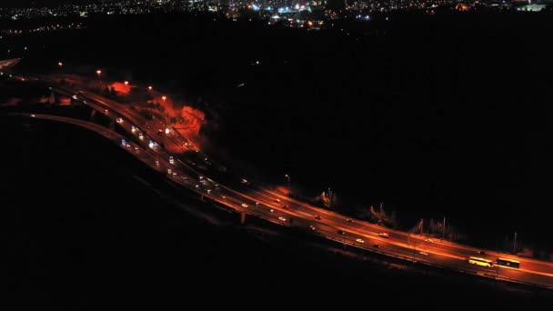 夜間空撮での交通量のあるハイウェイドローン映像 Telaviv Jerusalem 2020年10月撮影 — ストック動画