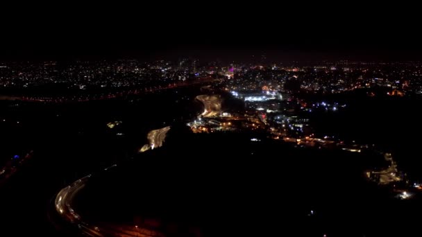 エルサレム夜のメインエントランス 都市照明付き空中ビューコードブリッジ 高速道路1 イスラエル — ストック動画