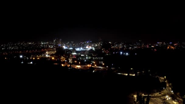 エルサレムのメインエントランスギヴァトは夜に開催されます 都市灯と空中ビューコードブリッジ イスラエル — ストック動画