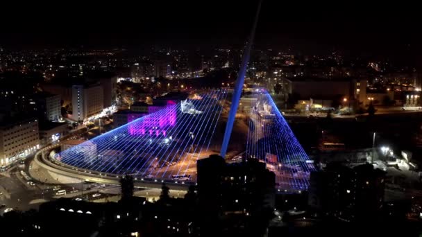 エルサレムコードブリッジ夜の空中ビュー主な入り口都市の光と交通 イスラエル — ストック動画