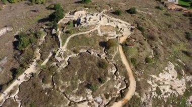 Rüzgarlı siperleri olan Castel Ulusal Parkı, Bağımsızlık Savaşı sırasında Kudüs 'ü yarma mücadelesinin hava görüşü sembolü
