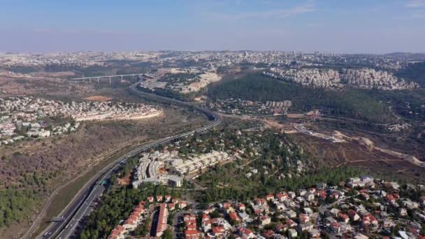 エルサレム市は Tel Aviv高速道路 道路1 のトラフィック 航空ビューを持つパノラマ撮影ジュラシーメインエントランス イスラエル ドローンビュー — ストック動画