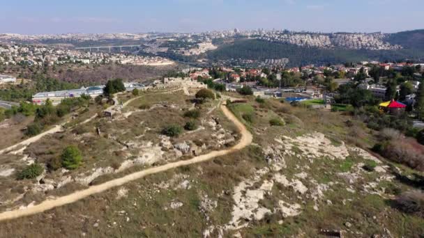 エルサレムの風景とキャステル国立公園 空中ビュー イスラエル イスラエル 2020年11月 独立戦争中にエルサレムに突破するための闘争のシンボル — ストック動画