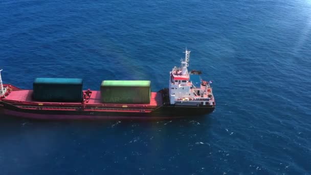 Vrachtschip Vervoer Twee Grote Containers Zee Luchtdrone Beeldmateriaal Goederenvervoer Scheepvaart — Stockvideo