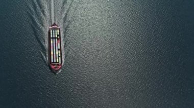 Kargo gemisinin kargo konteynırlarını taşıdığı hava görüntüsü, kargo limanından özel okyanus konsepti konsept nakliye gemilerine mal ihraç etmek. .