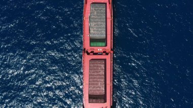 Denizdeki büyük kargo gemisi Aerialtop aşağı görüş, nakliye, nakliye, ticaret limanı, limana kargo, limana deniz taşımacılığı.