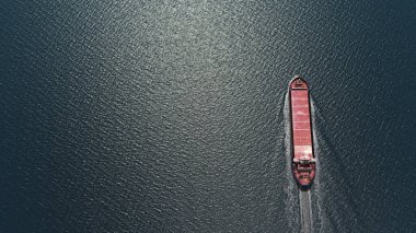 Limandan ayrılan boş kargo gemisinin havadan üst görüntüsü, kargo limanından özel okyanus konsepti nakliye gemileriyle taşınan mallar. .