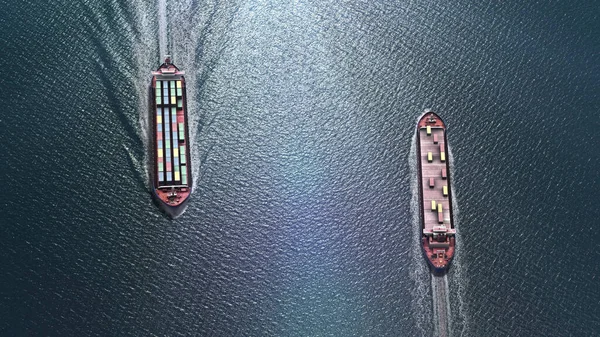 Zwei Frachtschiffe Fahren Bei Klarem Tag Dicht Dicht Ozeanluftaufnahme Containerschiff — Stockfoto