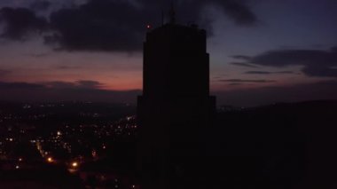 Kudüs dağlarının silüeti ile büyük su kulesi. Kudüs 'ün hava manzarasından gün batımı görüntüsü.