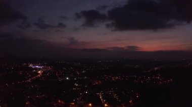 Gece Kudüs manzarası. Kudüs 'ün hava manzarasından gün batımı.