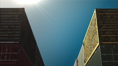 Mavi gökyüzü, nakliye ihracat ve ithalat kavramına sahip sıra sıra kargo konteynırları