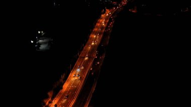 Gece trafiği olan karayolu İHA görüntüsü Tel Aviv ve Kudüs Karayolu, Ekim 2020