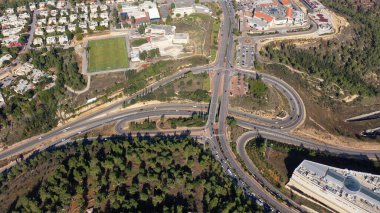 Dağlarda kırmızı çatıları olan otoyol, Kudüs Tel Havacılık Karayolu (yol 1) trafiği, İsrail, insansız hava aracı manzarası