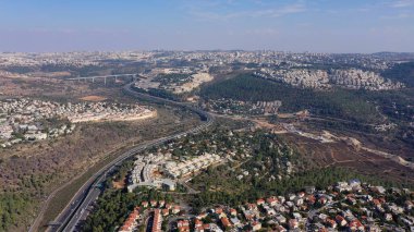 Tel Aviv karayolu (birinci yol) trafiği olan Kudüs şehri, Jerusal ana girişi ile çekilen Havacılık manzaralı Panorama, İsrail, insansız hava aracı manzaralı