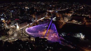 Kudüs Şehri Gece Hava Görüntüsü Akorları Köprü Gecesi Ana giriş trafiği ve Calatrava Köprüsü, Drone Manzarası