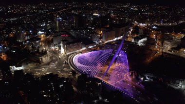 Kudüs Şehri Gece Hava Görüntüsü Akorları Köprü Gecesi Ana giriş trafiği ve Calatrava Köprüsü, Drone Manzarası