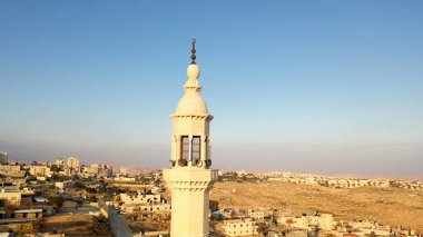 Çöl geçmişi olan Cami Kulesi Minaresi, hoparlörlü Aerial Viwal-Eizariya Şehir Camisi minaresi, Musevi Çölü, İsrail-Filistin