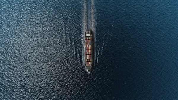 货轮与集装箱在开阔蓝色的大海 自上而下的观点 货轮进出口的概念 集装箱船运载货物过海 — 图库照片