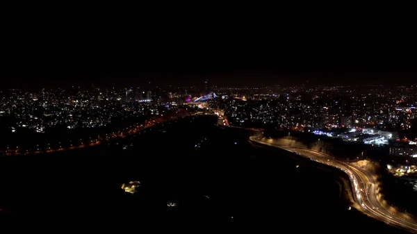 エルサレム夜のメインエントランス 都市照明付き空中ビューコードブリッジ 高速道路1 イスラエル — ストック写真