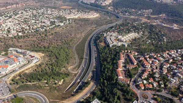 Dağlarda kırmızı çatıları olan otoyol, Kudüs Tel Havacılık Karayolu (yol 1) trafiği, İsrail, insansız hava aracı manzarası