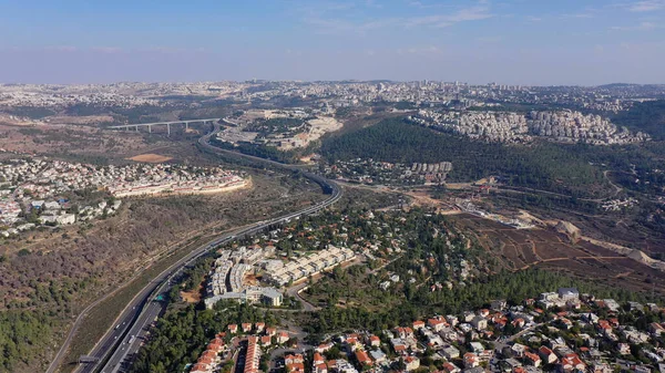 Tel Aviv karayolu (birinci yol) trafiği olan Kudüs şehri, Jerusal ana girişi ile çekilen Havacılık manzaralı Panorama, İsrail, insansız hava aracı manzaralı