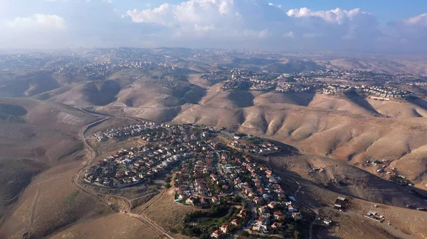 犹太沙漠中的以色列和巴勒斯坦城镇 Aerialmaale Adumim Eizariya城镇和Kedar 空中景观 — 图库照片