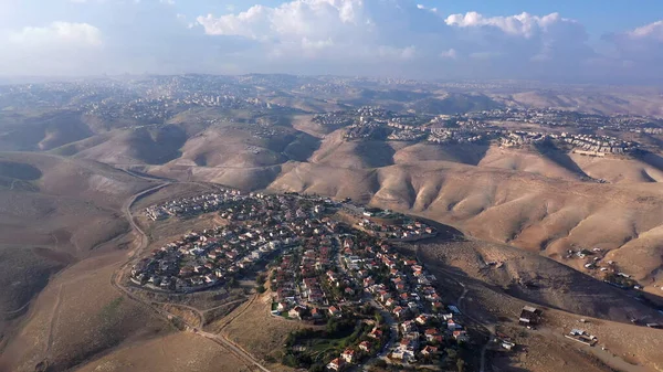 ユダヤ砂漠のイスラエルとパレスチナの町 Aerialmaale Adumim Eizariya町とケダル 空中の景色 — ストック写真