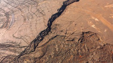 Ölü deniz kıyısı kuzey kısmı, ölü deniz çölünden drone görüntüsü ve tığ.