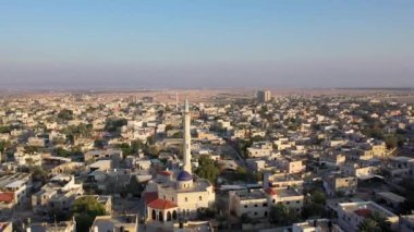 Jericho şehrindeki Cami Kulesi minaresi, Jericho şehrinin hava görüntüsü, günbatımı, Ürdün Vadisi, İsrail / Filistin