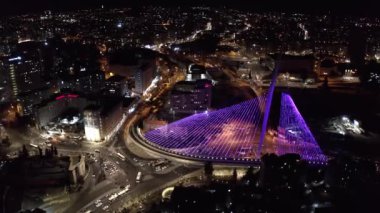Kudüs Şehri Gece Hava Görüntüsü Akorları Köprü Gecesi Ana giriş trafiği ve Calatrava Köprüsü, Drone Manzarası