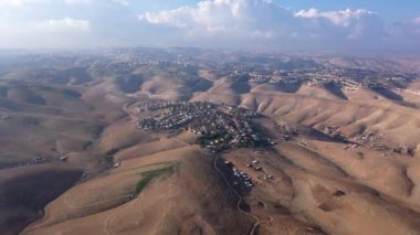 İsrail ve Filistin 'in Yahudi çölündeki kasabaları, AerialMaale adumim al-Eizariya kasabası ve Kedar, hava manzarası. 
