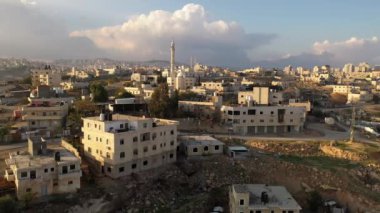 Jaudean Çölü 'ndeki Filistin Kasabası al-Eizariya. Kudüs' e yakın ve Maale adumim Şehri, gün batımı, Judean Çölü, Aralık 2020