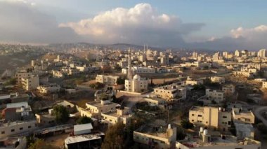 Jaudean Çölü 'ndeki Filistin Kasabası al-Eizariya. Kudüs' e yakın ve Maale adumim Şehri, gün batımı, Judean Çölü, Aralık 2020