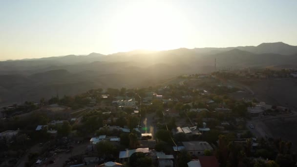 Malá Vesnice Poušti Při Západu Slunce Letecký Výhled Palmy Hory — Stock video