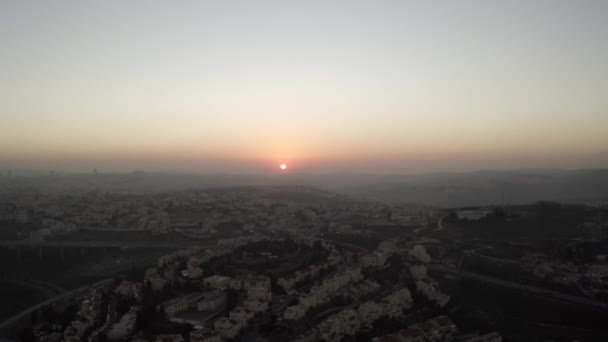 エルサレム山脈の背後の日没 建物と山 イスラエル 2020年12月 東エルサレムからの空中ドローンの眺め — ストック動画